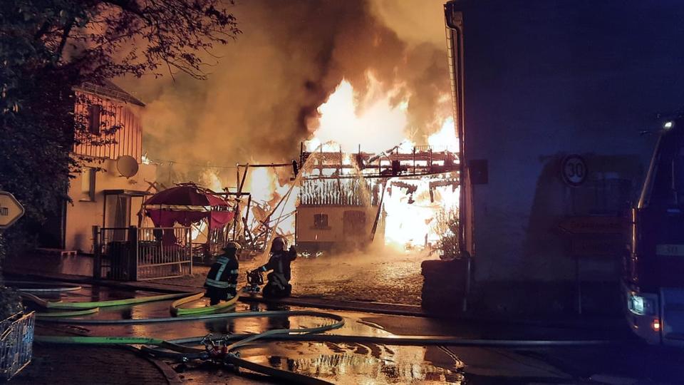 Scheunenbrand bei Grävenwiesbach verursacht hohen Schaden und Stromausfall