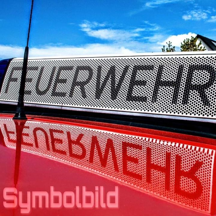 +++ E I N S A T Z I N F O +++
📆 11.10.2024
⏰ 02:44 Uhr
📍 Hundstadt, Hauptstraße
⚠️ H-1Y, - Notfalltüröffnung
🚒 Feuerwehr Hundstadt
🚑 Malteser Rettungsdienst Hochtaunus
🚓 Polizei Westhessen
Vergangene Nacht unterstützten wir den Rettungsdienst in Form einer sogenannten Notfalltüröffnung. Hierbei wird durch die Feuerwehr, mitunter gewaltsam, Zugang zur Wohnung und damit zum Patienten geschaffen, wenn dieser nicht eigenständig die Tür öffnen kann und dringend medizinische Hilfe benötigt.
Nachdem wir den Zugang geschaffen hatten leuchteten wir noch den Weg vom Haus zum Rettungswagen aus und leisteten Tragehilfe.
#wirfürgrävenwiesbach #grävenwiesbach112 #gemeinsamstark_0